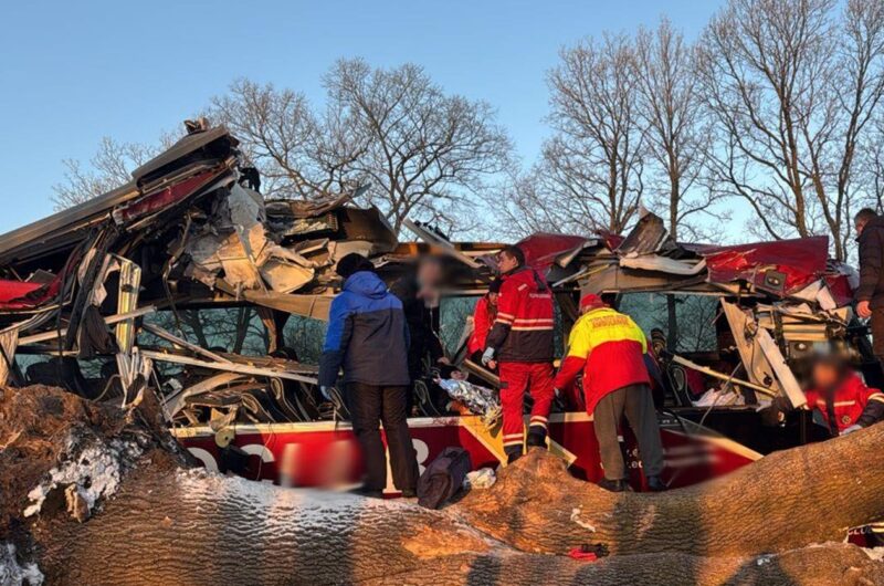 На Львівщині автобус налетів на відбійник, є поранені