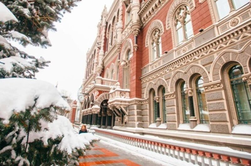 НБУ збільшив продаж доларів через обвал гривні