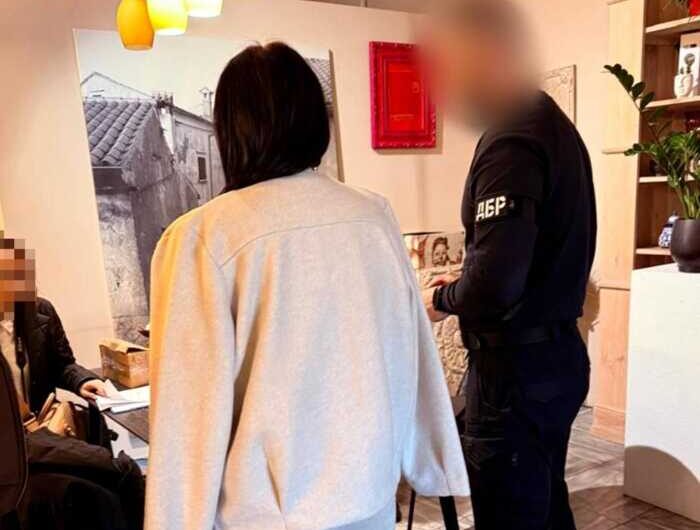 На Хмельниччині посадовця міграційної служби викрили на приховуванні майна на понад 30 мільйонів гривень