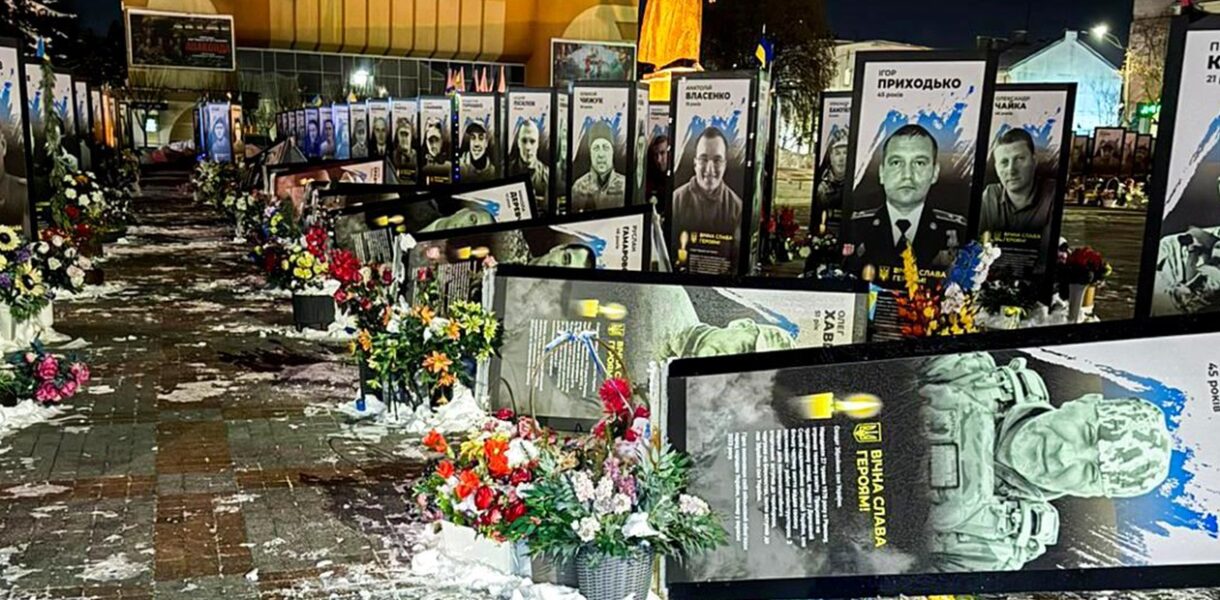 У Рівному жінка пошкодила портрети загиблих Героїв