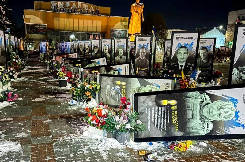 У Рівному жінка пошкодила портрети загиблих Героїв