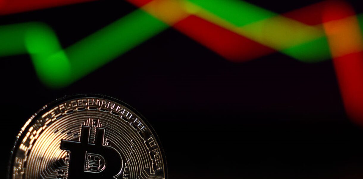 Bitcoin обвалився до найнижчого рівня з листопада 2024-го