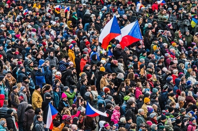 Скандал у Чехії: на підтримку президента пройшли масові акції протесту
