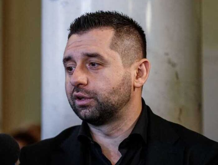 «Конверти» для депутатів: НАБУ може викликати Давида Арахамію на допит у справі про «чорну касу»