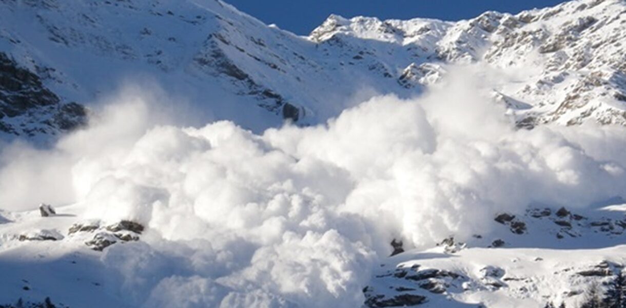 У Карпатах лавина накрила лижників