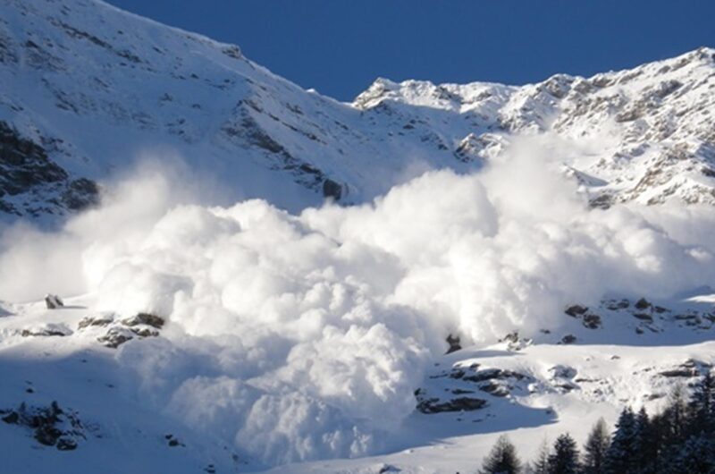 У Карпатах лавина накрила лижників