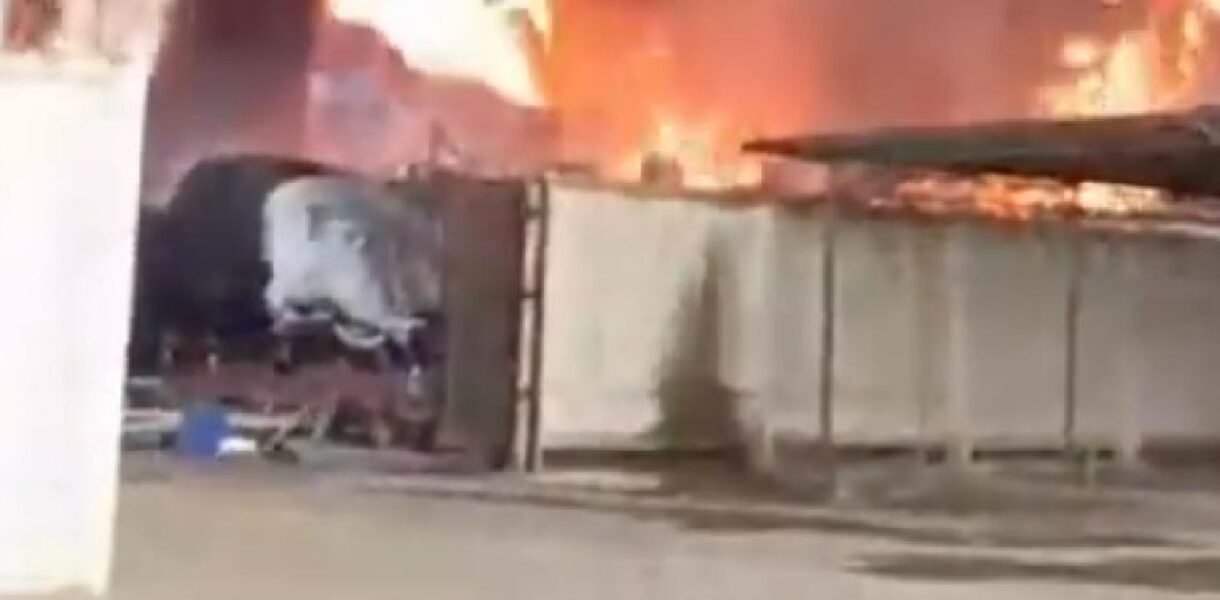 Вітер "збільшив" пожежу на нафтобазі в РФ