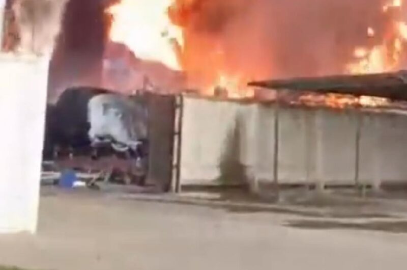 Вітер "збільшив" пожежу на нафтобазі в РФ