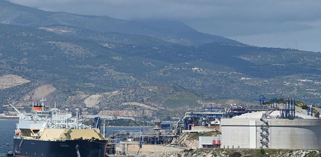 Україна домовляється з Грецією про постачання дизеля та газу