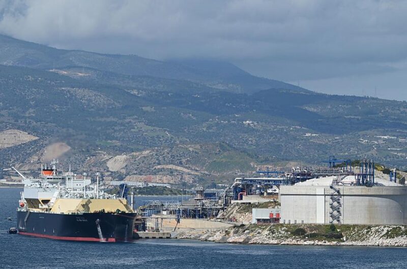 Україна домовляється з Грецією про постачання дизеля та газу