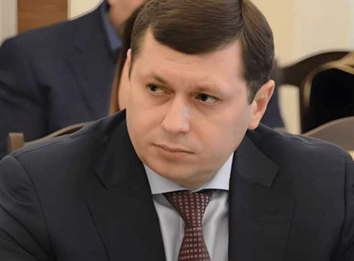 Суддя Київського апеляційного суду Ярослав Головачов зачищає інтернет від розслідувань про майнову імперію родини і походження статків