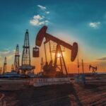 Ціна на нафту закріпилась нижче $100