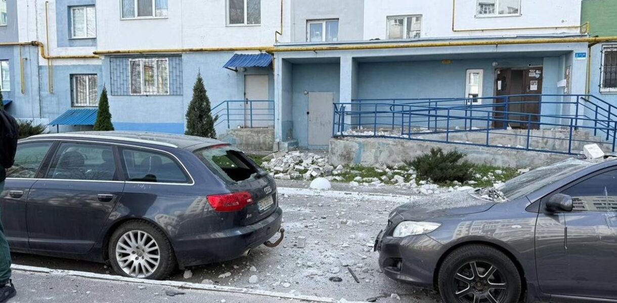 Дрон влучив у дах багатоповерхівки в Харкові