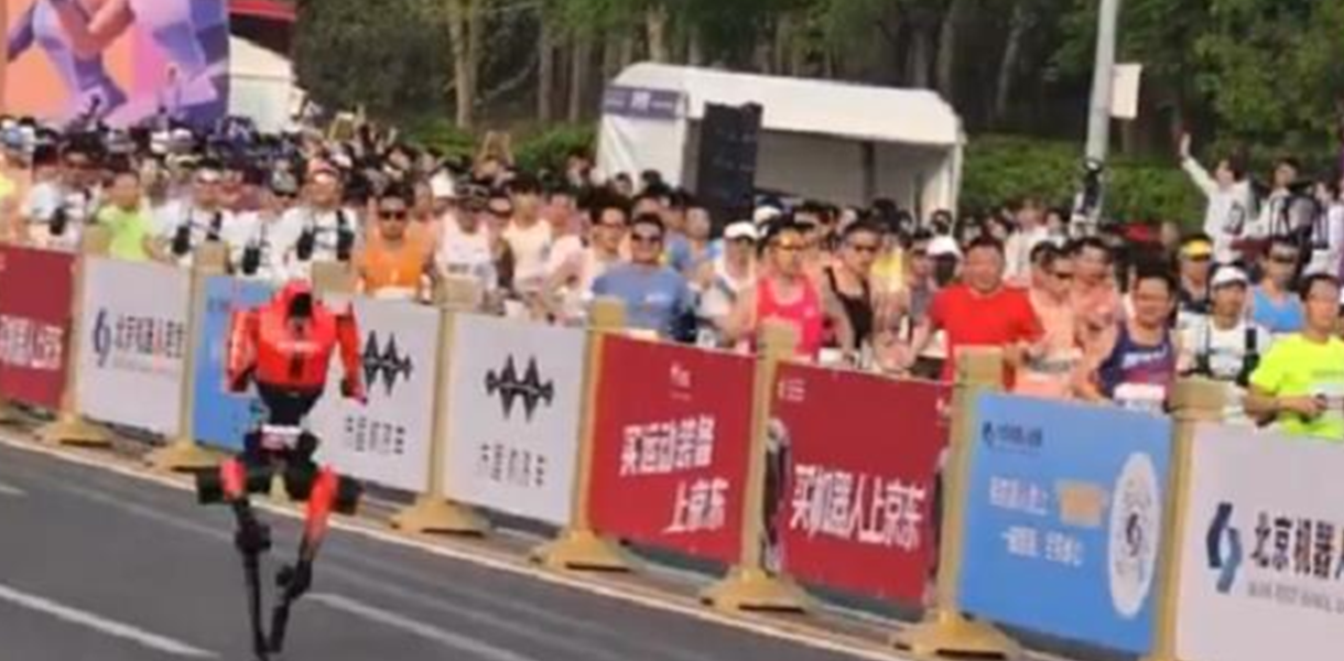 У Пекіні роботи-гуманоїди обігнали людей під час півмарафону