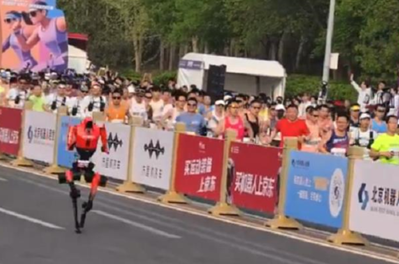 У Пекіні роботи-гуманоїди обігнали людей під час півмарафону