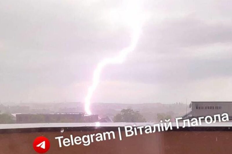 В Ужгороді блискавка влучила у будинок, викликавши пожежу