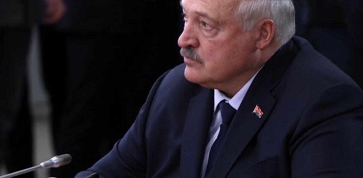 Атаки на НПЗ: Лукашенко пообіцяв "підставити плече" Росії