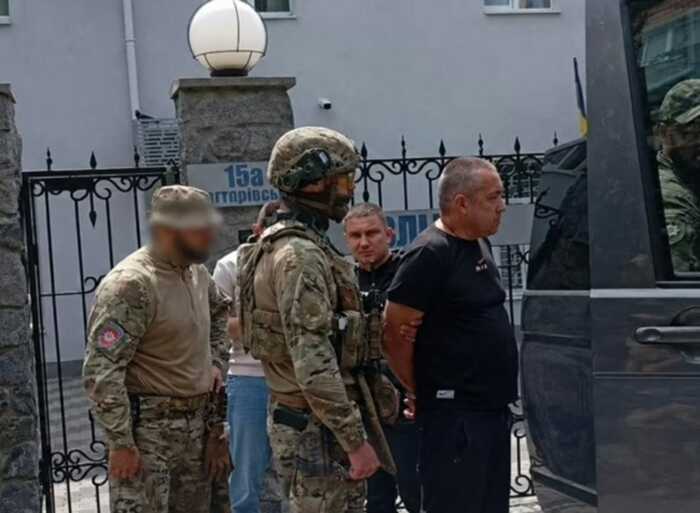 Їхав на машині тестя разом із дружиною: як на Подолі вистежили та затримали комбрига Лучанова