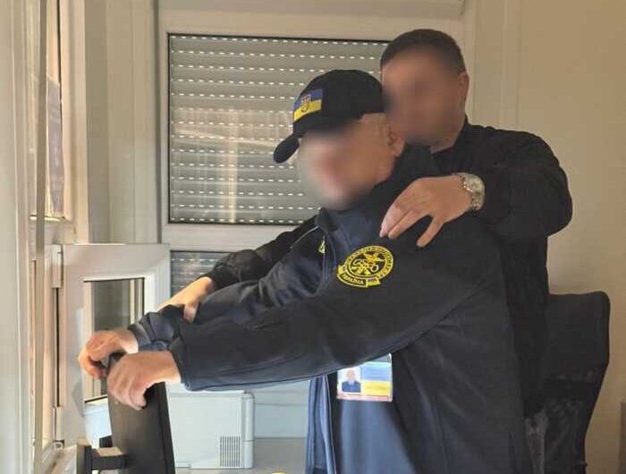 Брав хабарі за вивезення готівки до Польщі: на Львівщині судитимуть митника