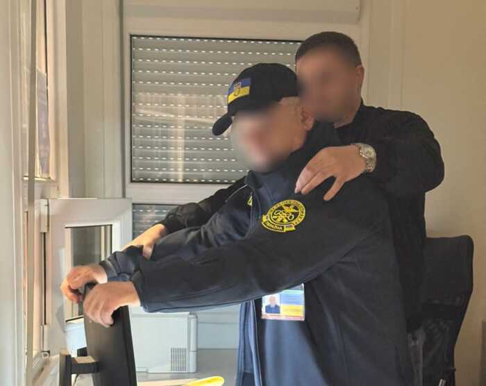 Брав хабарі за вивезення готівки до Польщі: на Львівщині судитимуть митника