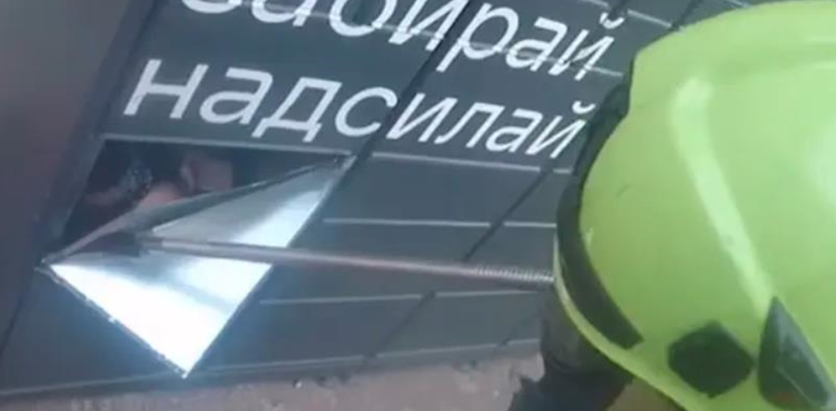 У Рівному дівчина "закрилась" у поштоматі