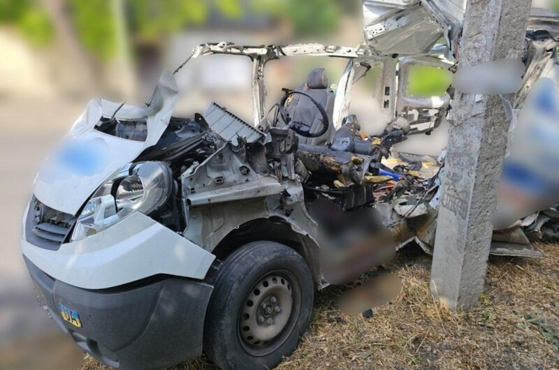 У Херсоні дрони РФ поцілили в маршрутку та авто, є жертви