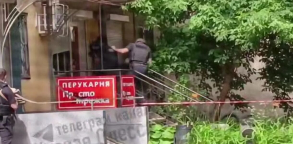 В Одесі затримали чоловіка, який у перукарні захопив заручників