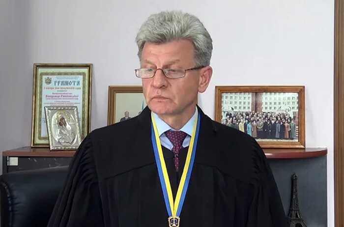Колишній суддя Коломийського суду Володимир Пʼятковський визнав вину в одержанні хабаря