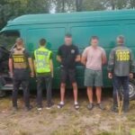 Сховали серед ящиків з-під бананів: на Вінниччині затримали організаторів переправлення чоловіка до Румунії