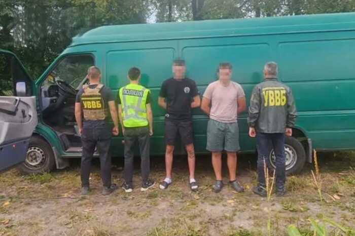 Сховали серед ящиків з-під бананів: на Вінниччині затримали організаторів переправлення чоловіка до Румунії