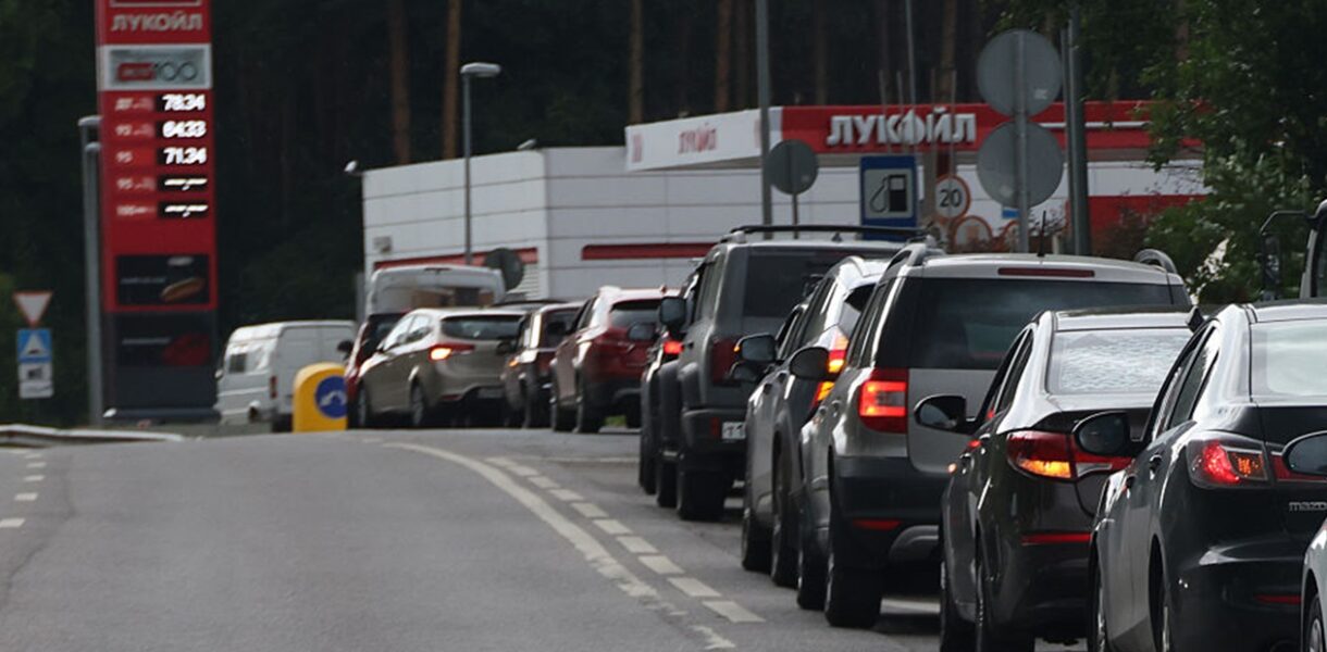 В Росії обвалилися продажі нових авто на тлі кризи пального