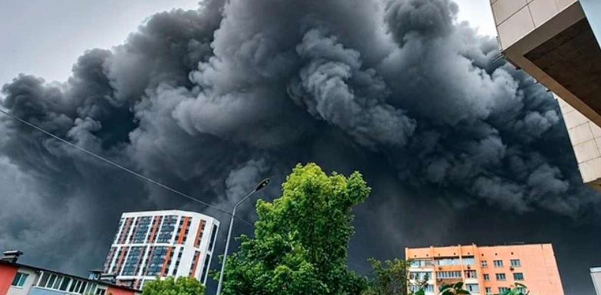 У російському Владивостоці згорів величезний склад