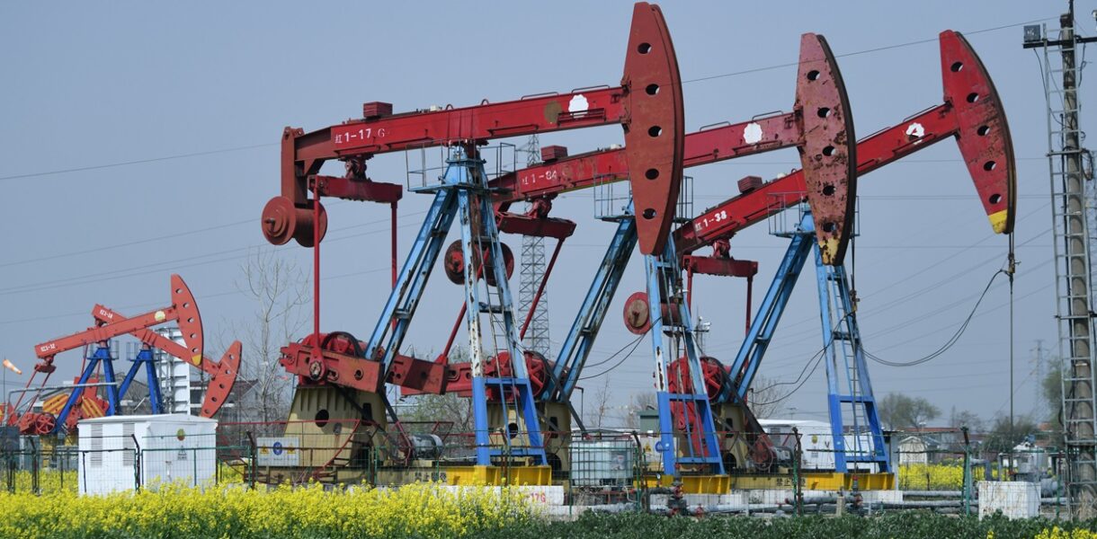 Ціни на нафту падають через переговори Ірану та Оману