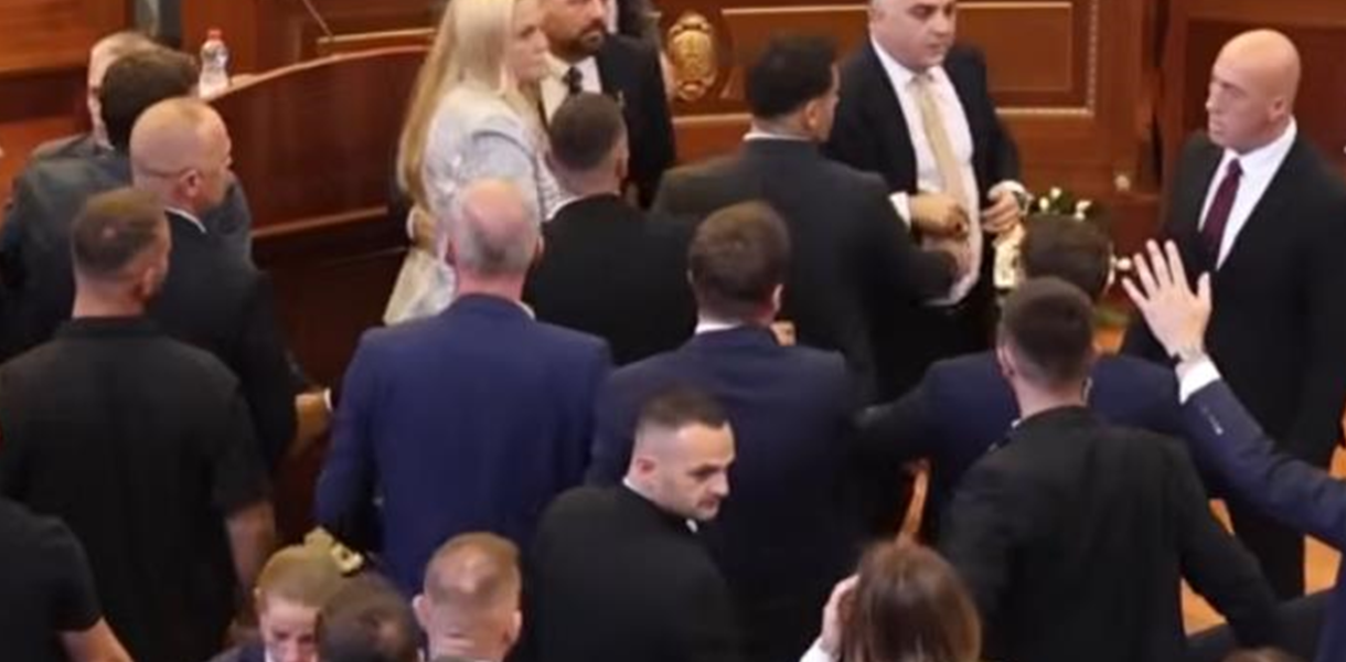 У Косові прем'єра закидали яйцями під час засідання парламенту