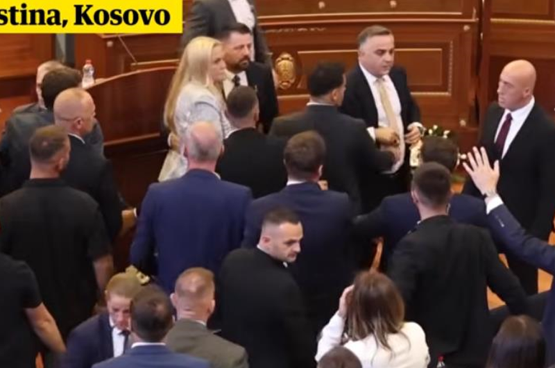 У Косові прем'єра закидали яйцями під час засідання парламенту