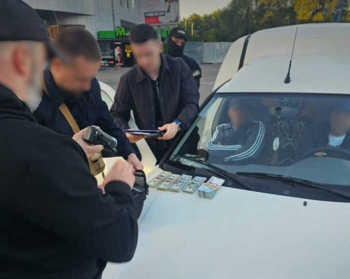 НАБУ викрило на Тернопільщині схему хабарів на 75 тисяч євро у податковій