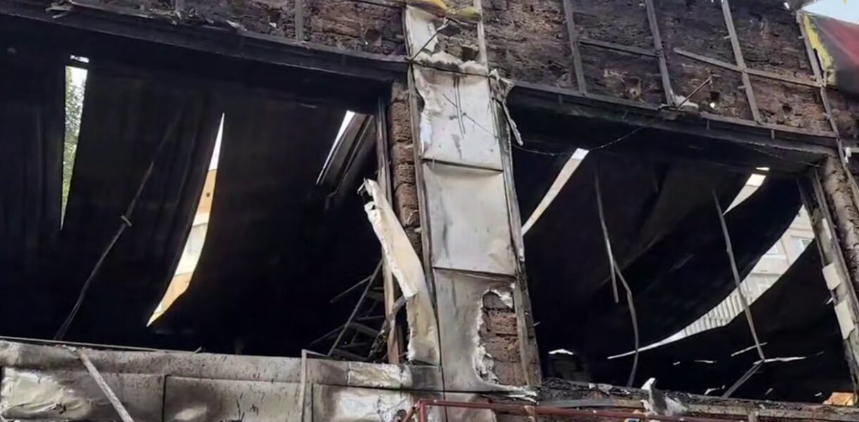 Росія вдарила по центру Херсона: згоріли крамниці