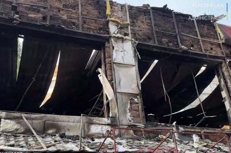 Росія вдарила по центру Херсона: згоріли крамниці