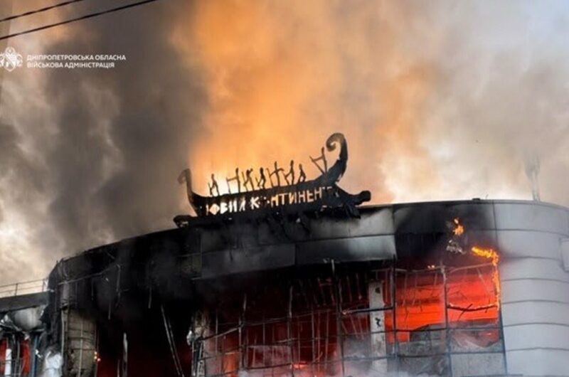 У Дніпрі після удару РФ загорівся торговий центр