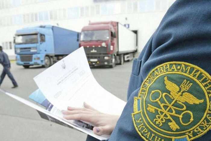 Митниця намагалася звинуватити українця у контрабанді Vertu, який він замовив у Китаї