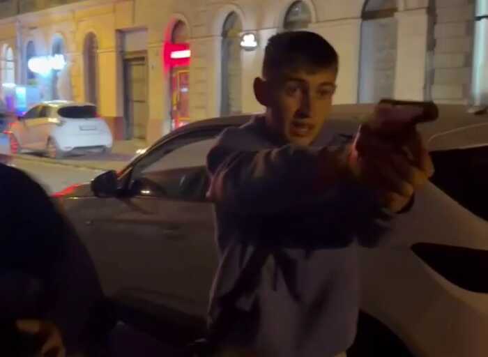 У Львові підлітки з пістолетом погрожували перехожим