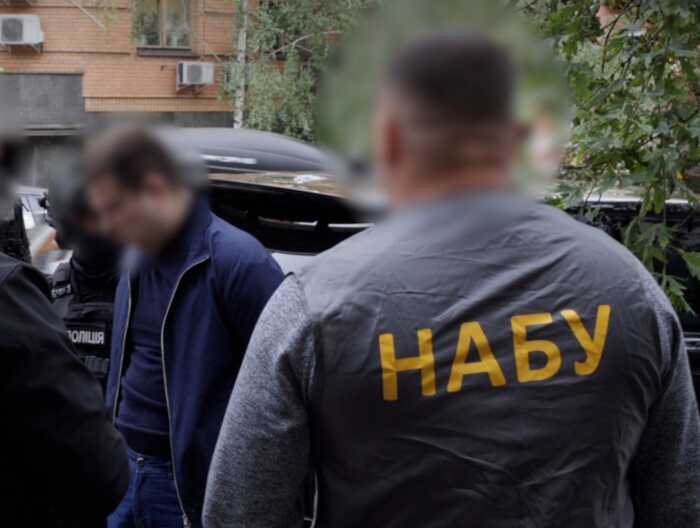 500 тисяч доларів за «вирішення питань»: викрито шахрая, який видавав себе за високопосадовця НАБУ