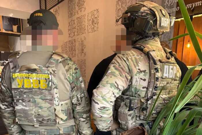 «Економ» за 10 тисяч доларів, «преміум» за 19 тисяч доларів: прикордонник продавав виїзд за кордон