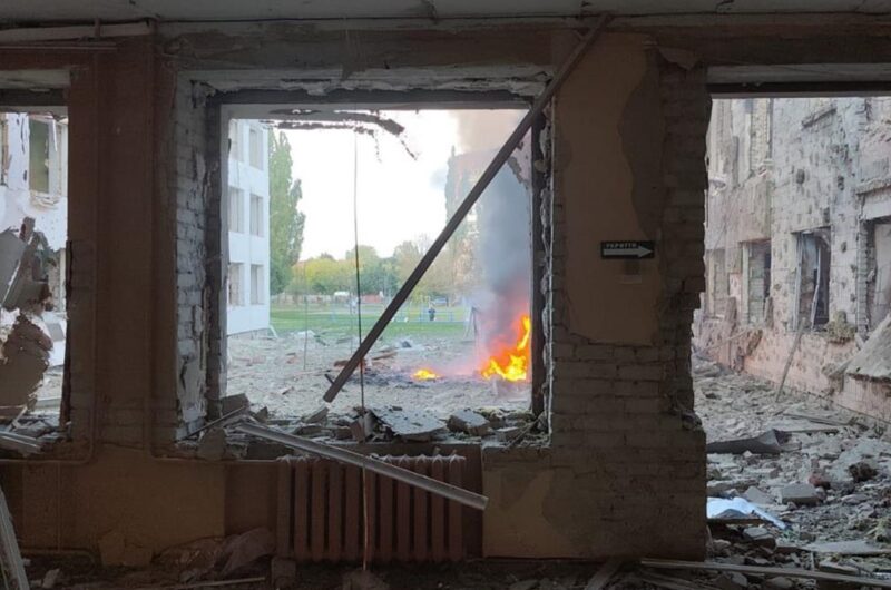 Росія вдарила бомбами по школі в Сумах, є жертви