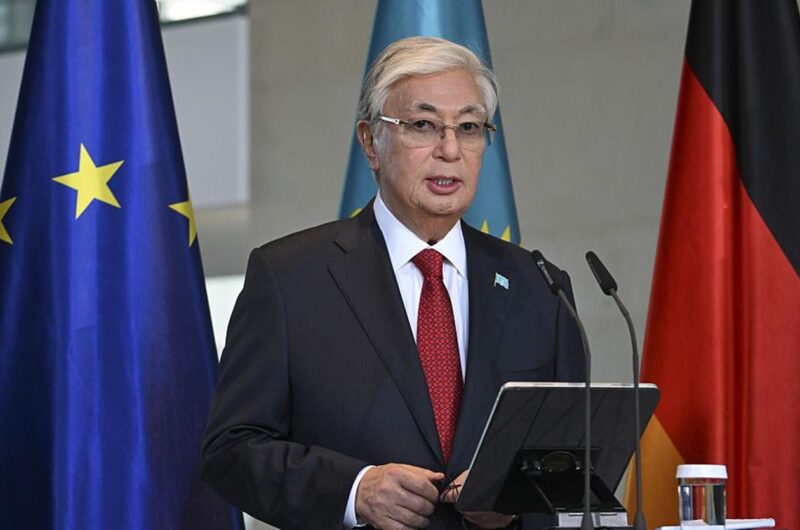 Токаєв закликав Путіна заморозити війну в Україні