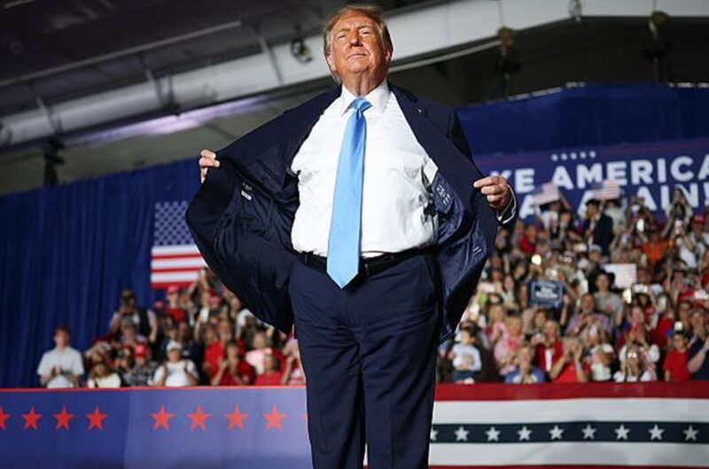 Трамп "роздає" американцям гроші перед виборами - ЗМІ