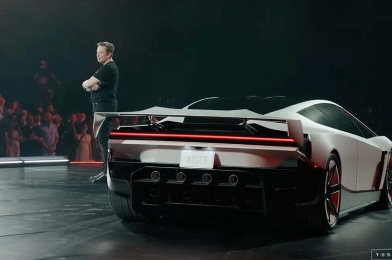 Tesla показала презентацію літаючого Roadster Rocket